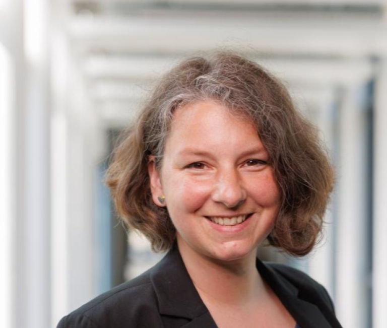 Portraitbild von Imke Hans, sie lächelt freundlich und wirkt professionell und kompetent